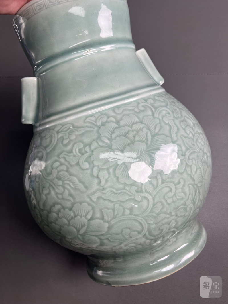 清康熙  豆青釉刻划缠枝牡丹纹贯耳壶 - 图18